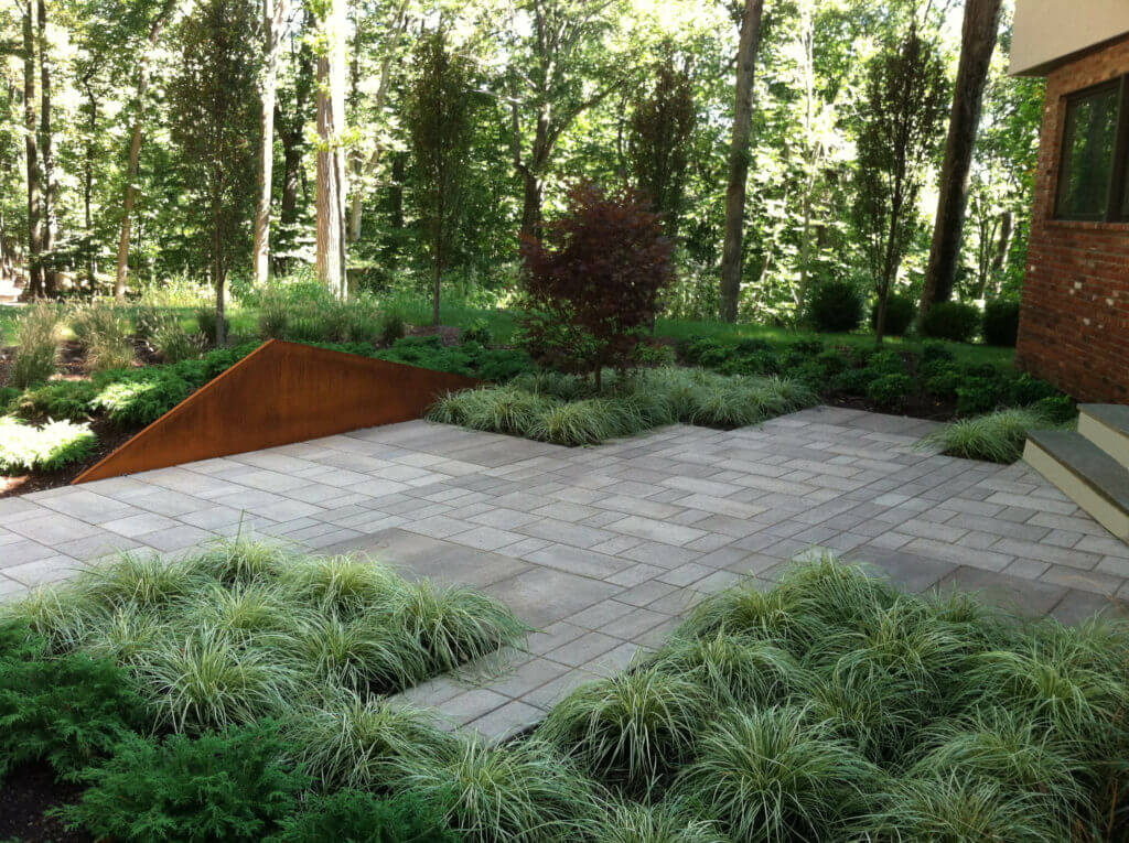 A patio area surrounded by small plantings from a landscape design by Landbox Landscape Architecture Studio