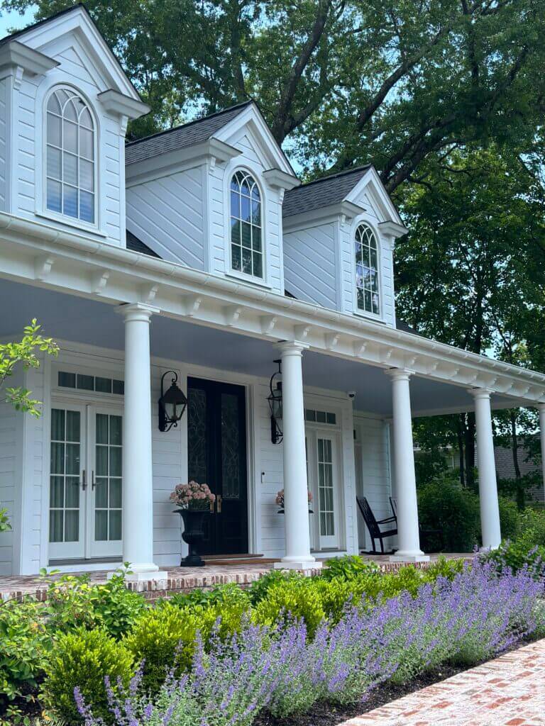 Charming front entrance to a home with a landscape design by Landbox Landscape Architecture Studio