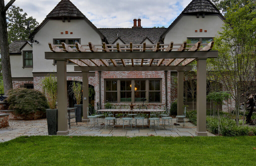 Eating area under a pergola created by Landbox Landscape Architecture Studio